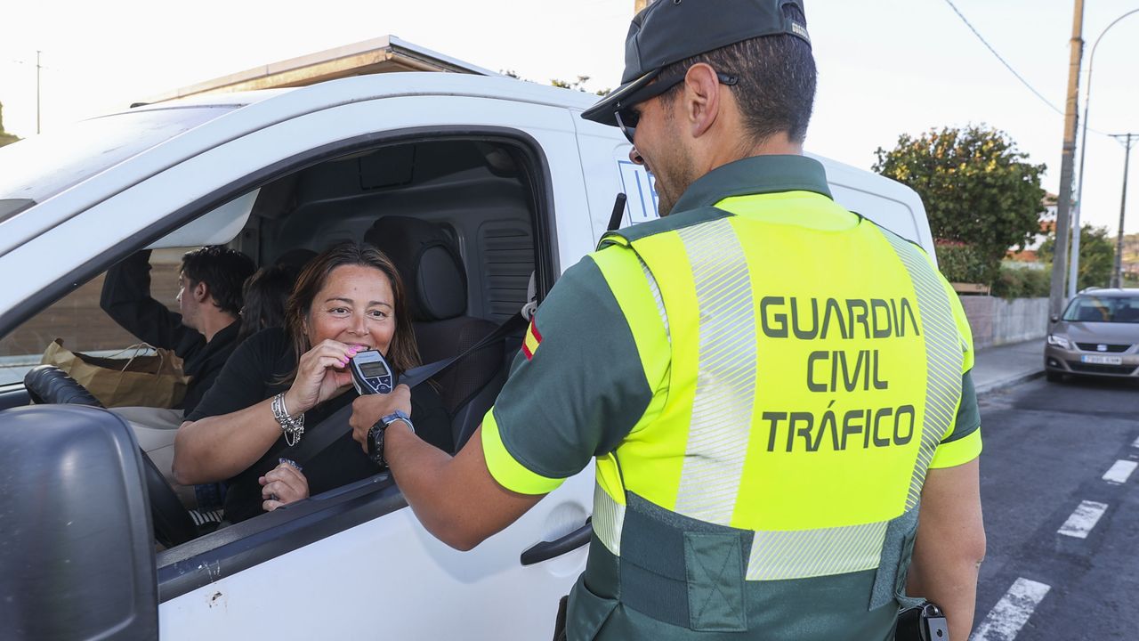 lavozdegalicia's tweet card. La Voz acompaña a una patrulla de Tráfico en un control. En pocos minutos, el flujo de vehículos baja: «Se avisan unos a otros a través de las redes sociales»