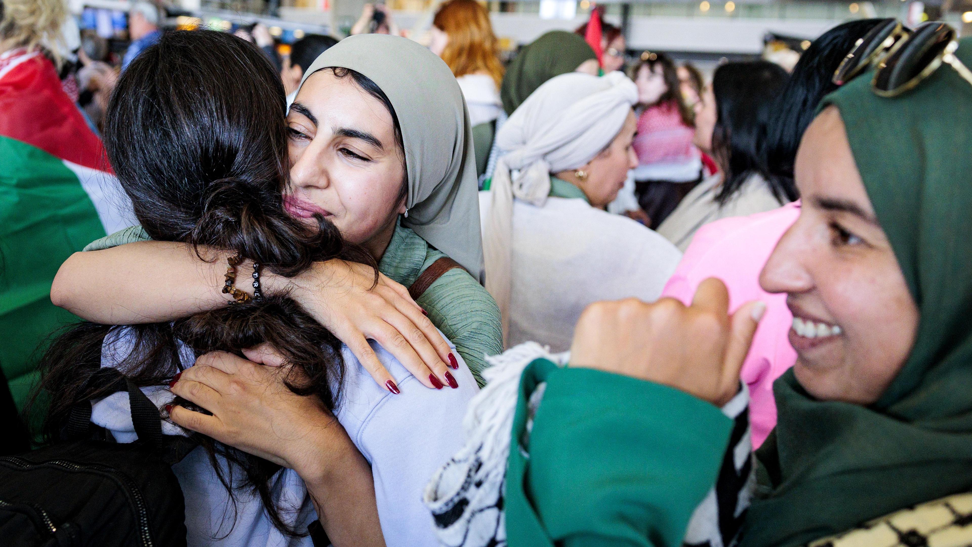 leejnssn's tweet card. Een groep van zo'n 35 Nederlanders die in Egypte wil deelnemen aan een protestmars voor Gaza is vrijdag en in de nacht naar zaterdag aangehouden. Dat zegt een woordvoerster van de Nederlandse...