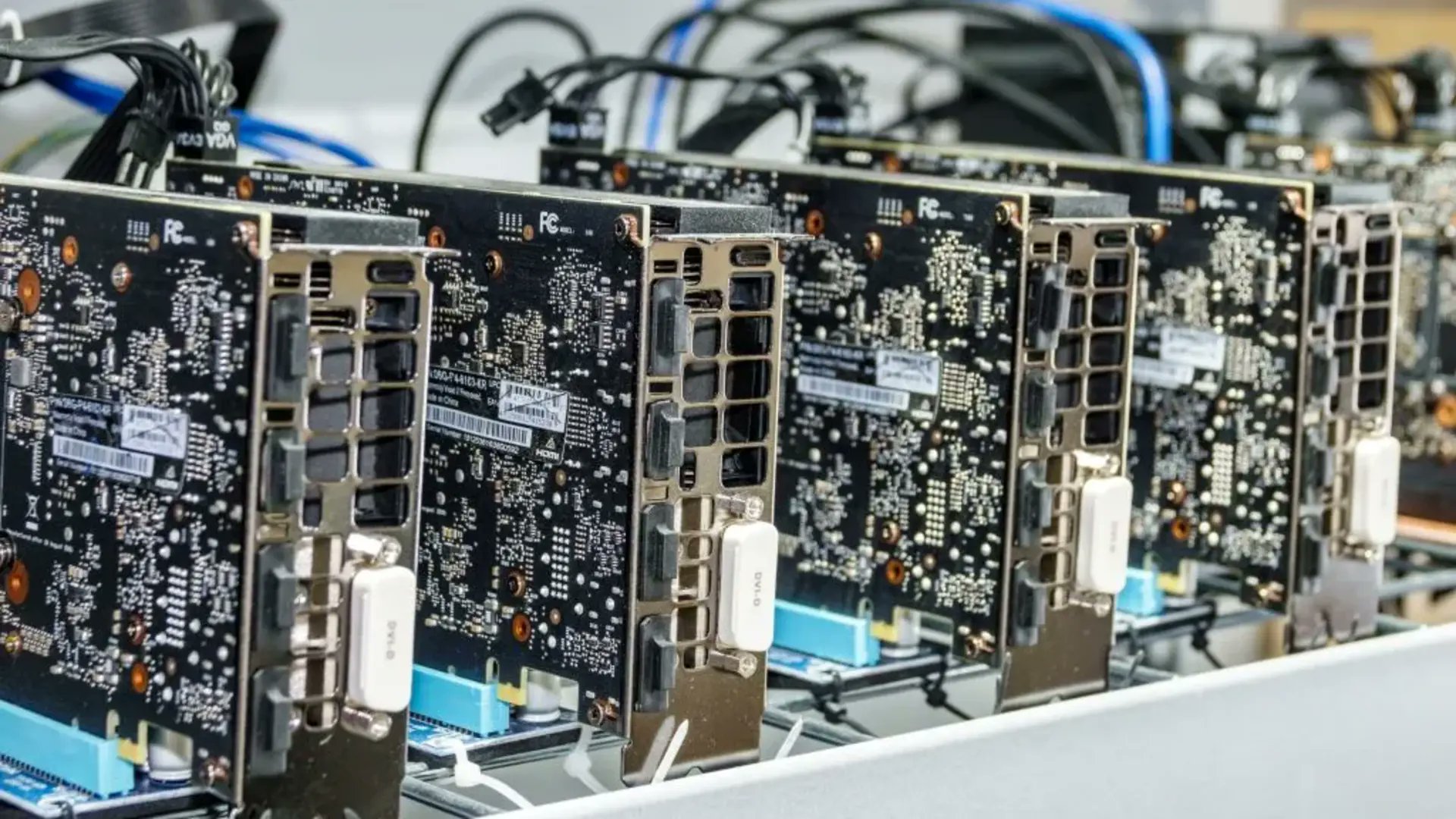 RobTG4's tweet card. US-China tariff war may unexpectedly strengthen Bitcoin mining by promoting decentralization and reducing risks of censorship.