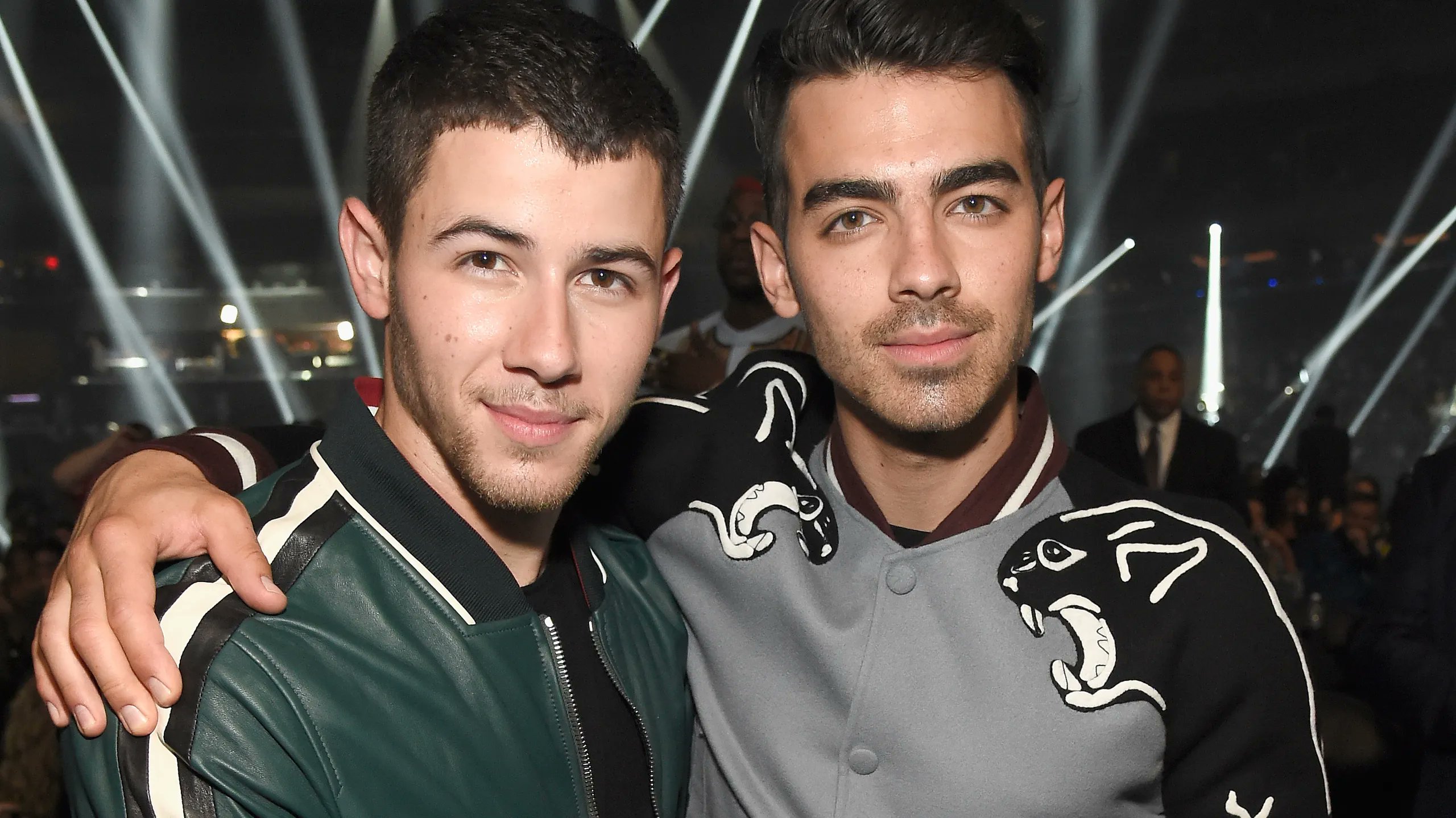 sitetvpop's tweet card. Nick e Joe Jonas relataram em podcast que enfrentaram pressão por falarem de sexo e religião no início da fama, quando usavam anéis de pureza