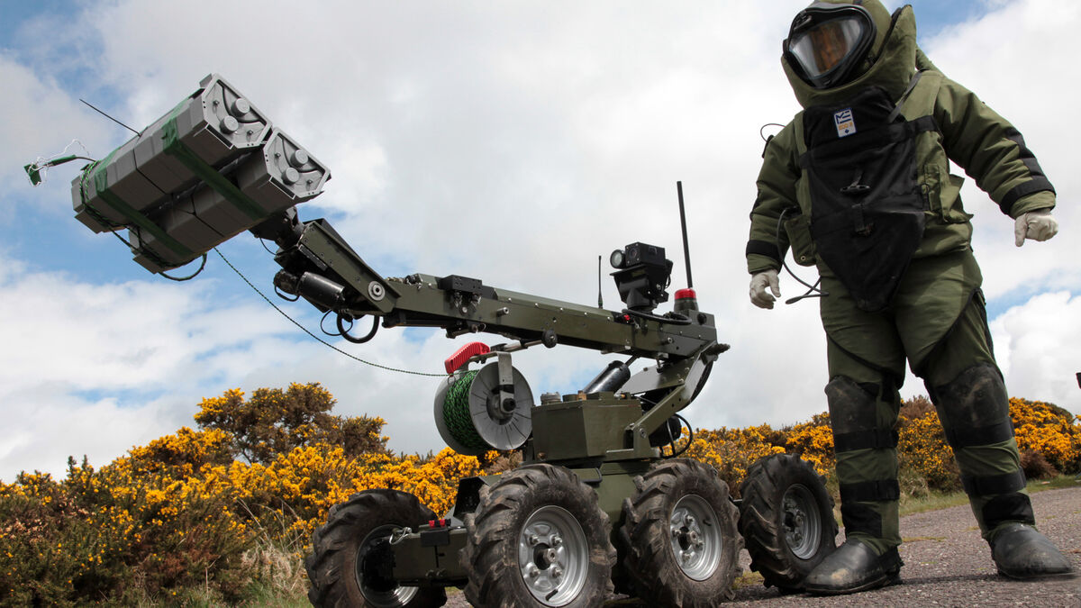 RACO_DF's tweet card. Bomb experts from Australia and New Zealand joined major Nato countries, such as US, Canada, UK, France, and Germany, at the Ordnance School in the Curragh