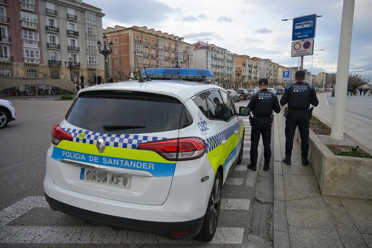 EPsucesos's tweet card. La Policía Local de Santander ha identificado y denunciado a un hombre de 71 años que, en varias...