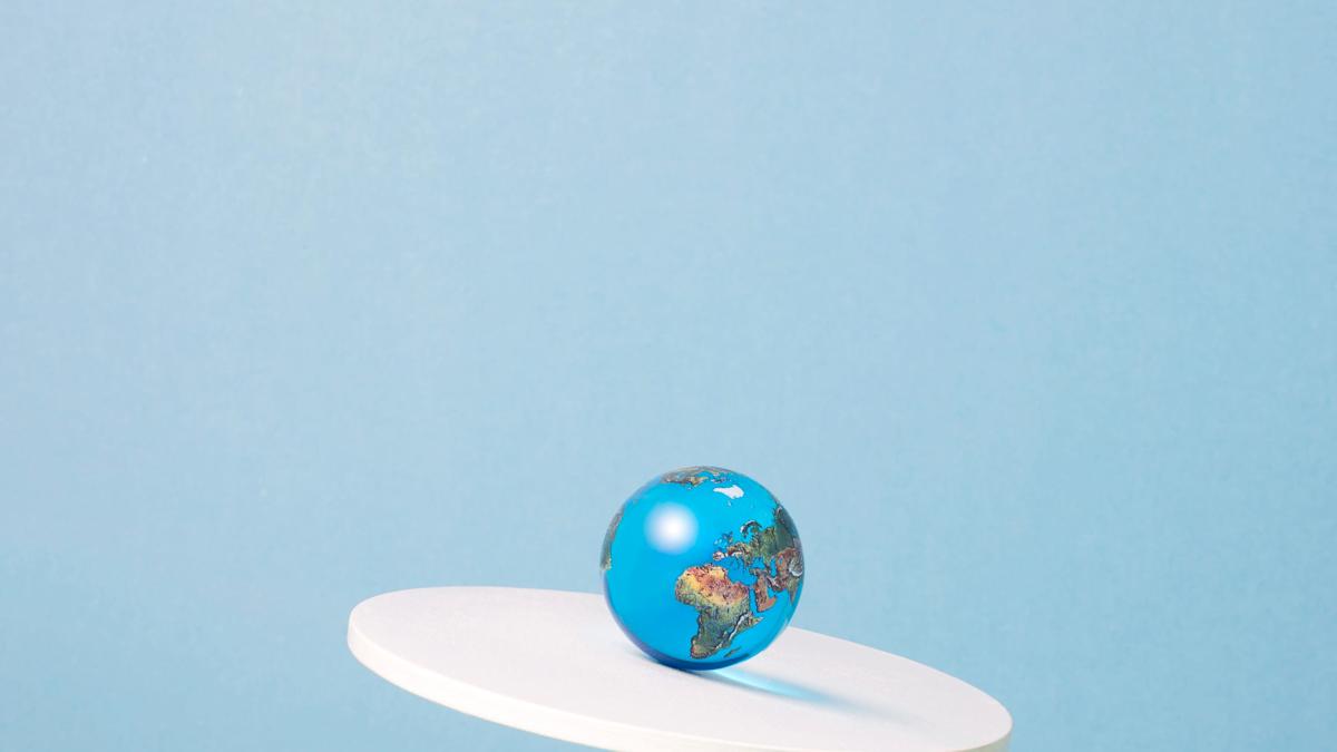 DTPORGE's tweet card. In less than two decades, Earth has tilted 31.5 inches. That shouldn't happen. So why did it?