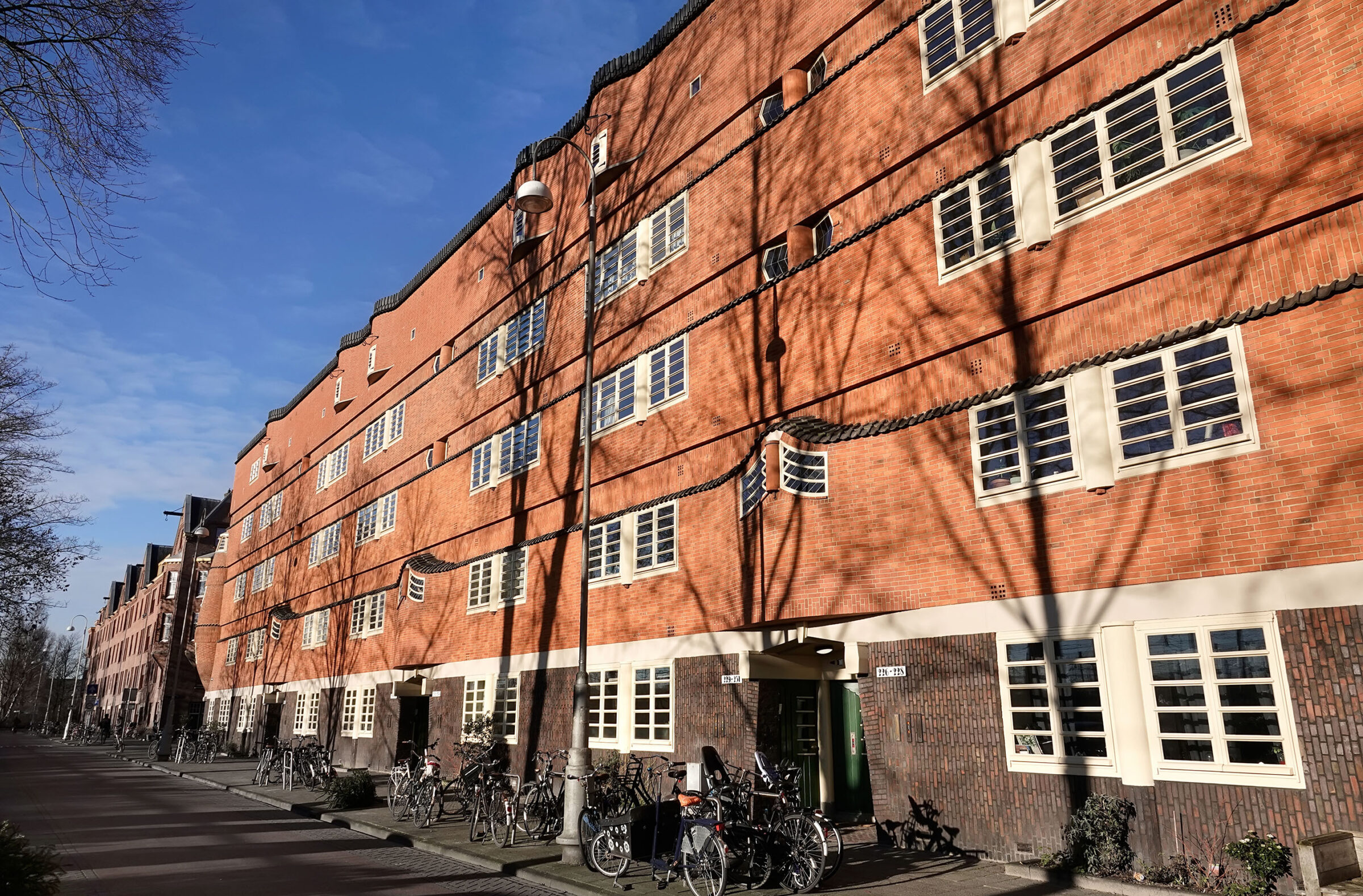 HabtamudeHoop's tweet card. GroenLinks-PvdA kiest een andere koers: we gaan goede, betaalbare woningen bouwen voor de sociale meerderheid in Nederland. De bouwstenen vind je hier.