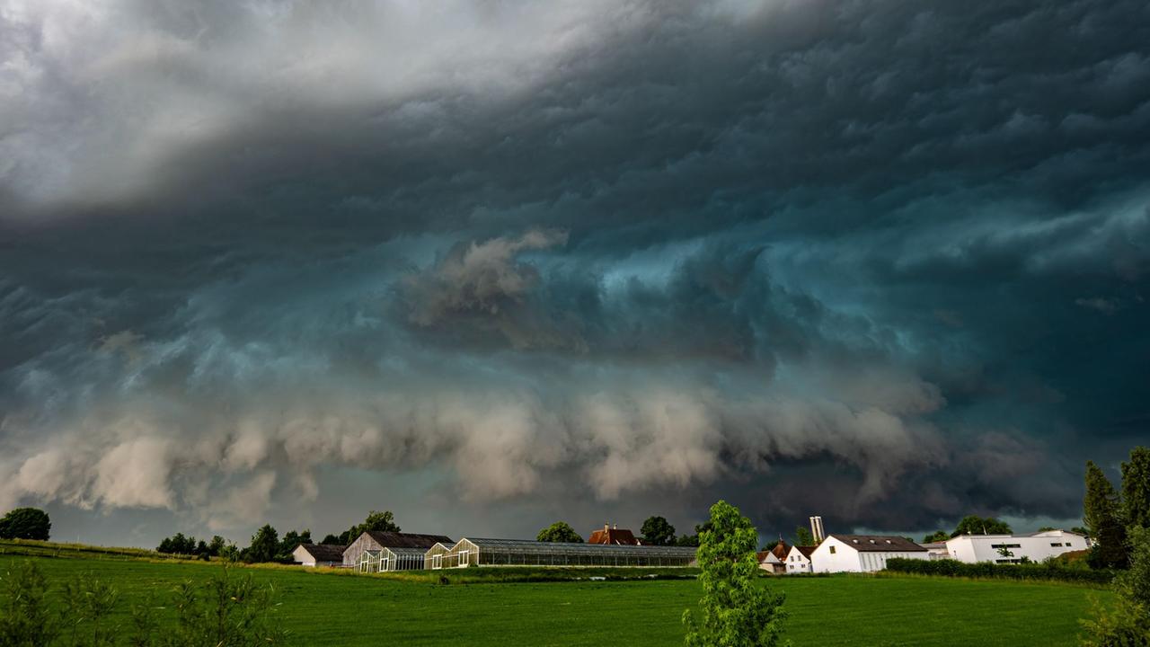 DerAltePoet's tweet card. In Süddeutschland drohen ab heute heftige Unwetter: Bis zu 120 Liter Regen pro Quadratmeter könnten in den nächsten Tagen in Alpennähe niederprasseln, warnt der Deutsche Wetterdienst. Für Festival-...