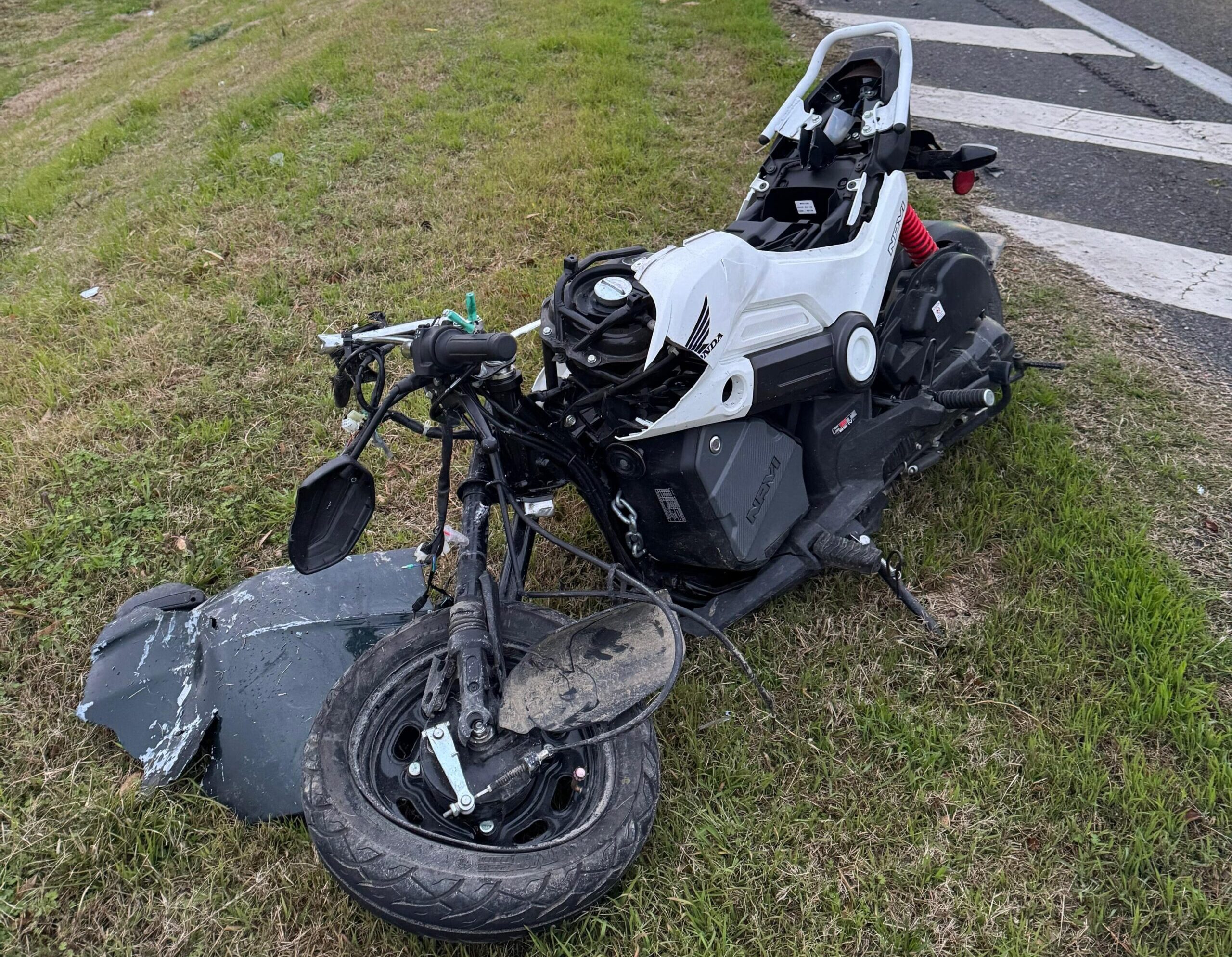 TelemundoUY's tweet card. La conductora de la moto murió en el lugar, al tiempo que el conductor del auto, un joven de 22 años, resultó ileso. 