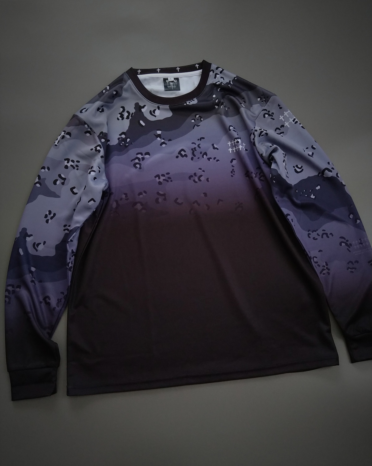 RAY010732's tweet card. 2025SS #17 XI【20着限定】"6xUxC Poison Ghost" Dry Mesh Jersey-shirt「XI LINE」のLv2スタイルとなる吸汗速乾性に優れたハニカムドライメッシュジャージ。若干厚手で堅牢さも併せ持ったユニフォオームシャツ。6xUxCカモフラージュをベースに、”ポイズン・ゴースト”仕様の毒々しいグラデーションパターン。また襟元内側には”隠し11十字”、...