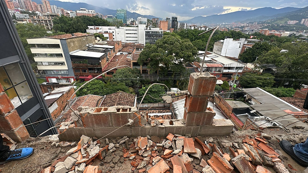DenunciasAntio2's tweet card. #Medellín/ Alcaldía de Medellín atiende emergencia por colapso de muro en El Poblado, sector ManilaLa Alcaldía de Medellín, a través del Cuerpo Oficial de Bomberos y el Departamento Administrativo de...