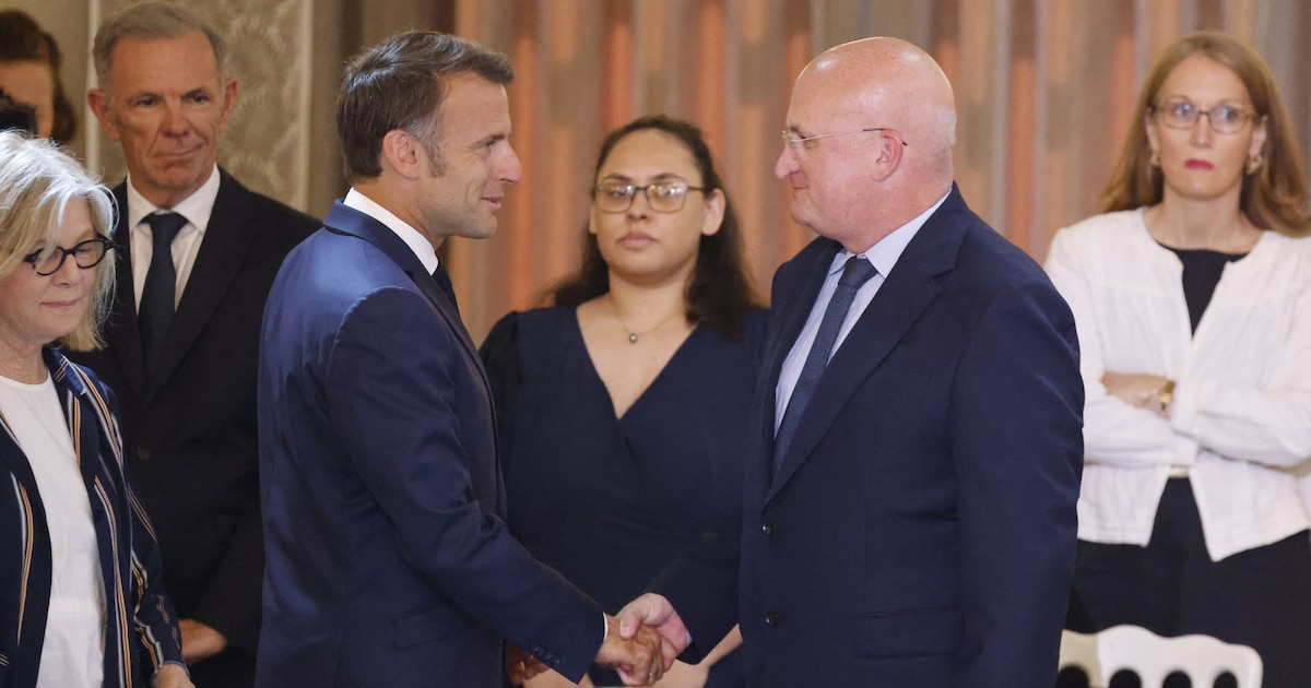 BenjaminMorel63's tweet card. Le statut "indépendance-association" prévu dans l'accord signé ce samedi, accorde des compétences souveraines à la Nouvelle-Calédonie. Une troisième voie entre l’intégration et l’indépendance totale.