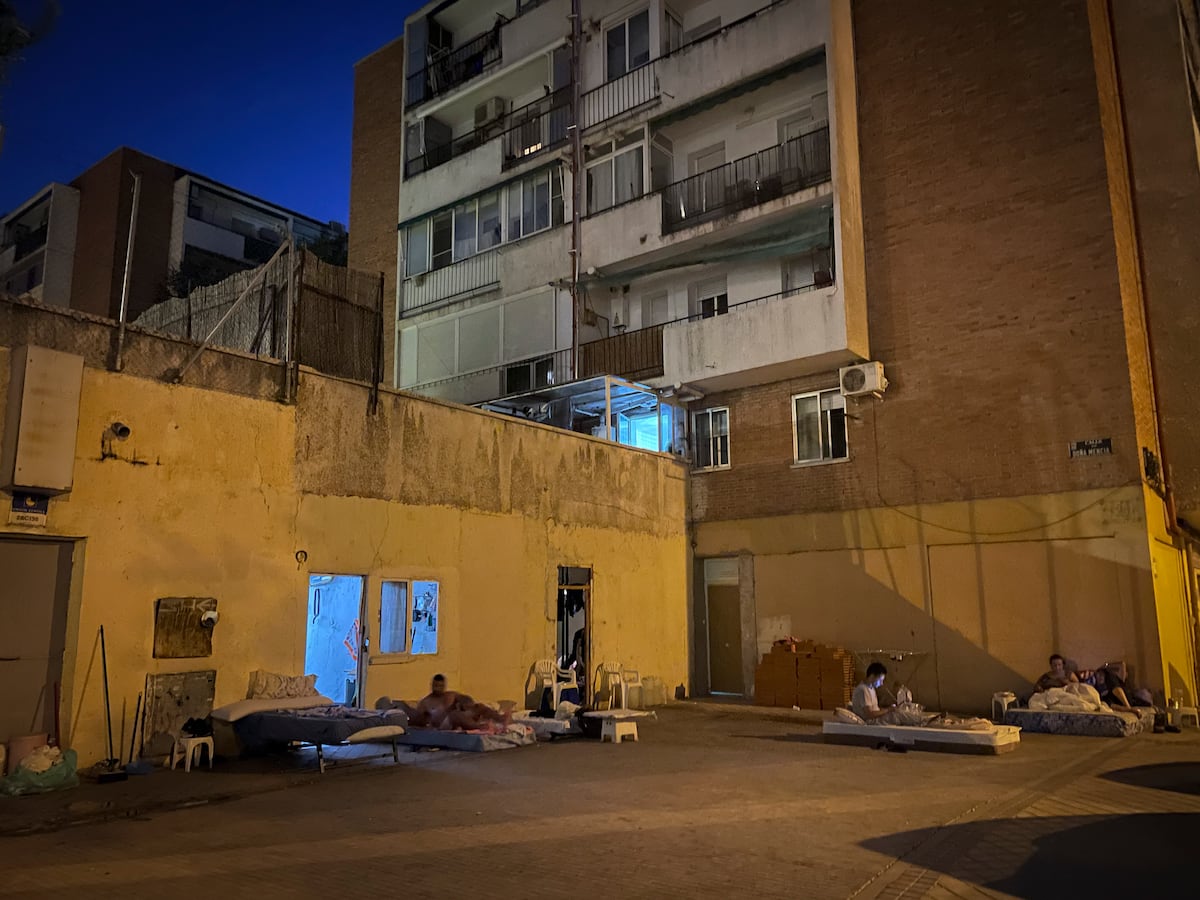 vbaosv's tweet card. Los vecinos de la calle Caramuel, en el distrito de La Latina, llevan cinco años denunciando los ruidos y la suciedad que sufren cada noche en torno a unos locales que levantan sus persianas cuando...