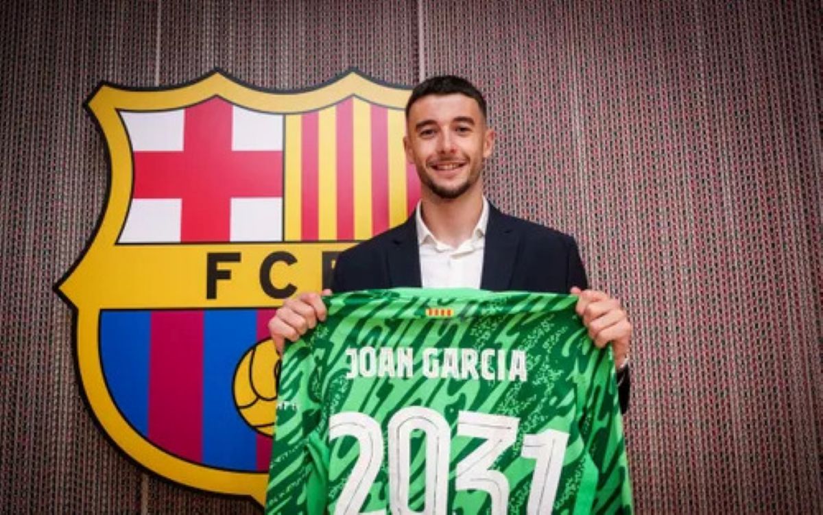 ManagingBarca's tweet card. Joan Garcia, the talented young goalkeeper recently signed by FC Barcelona, is making headlines as the club navigates its pre-season.