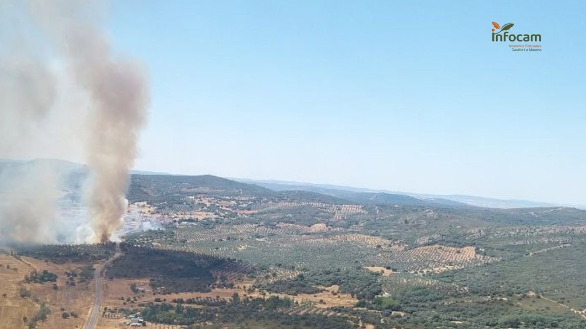 EPCLM's tweet card. Dos incendios forestales se han declarado este sábado en Retamar y Viñuela, entidades menores de...