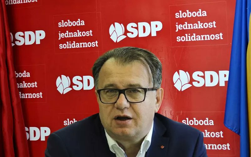 AgencijaPatria's tweet card. Piše: Rasim BelkoAko je išta precizno izrečeno u ovom političkom cirkusu koji živimo u Bosni i Hercegovini, onda je to da su “promjene” došle – i ostavile za sobom zgarište. Trojka, ta međunarodno...