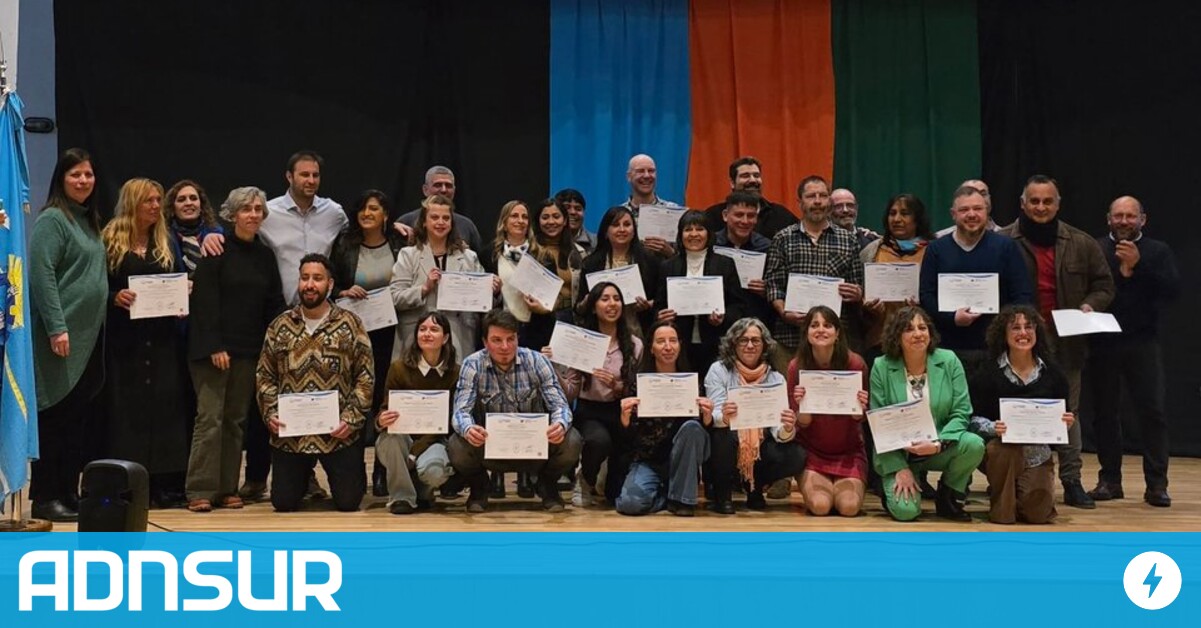 ADNsur's tweet card. El ministro Diego Lapenna encabezó en Esquel la entrega de certificados.