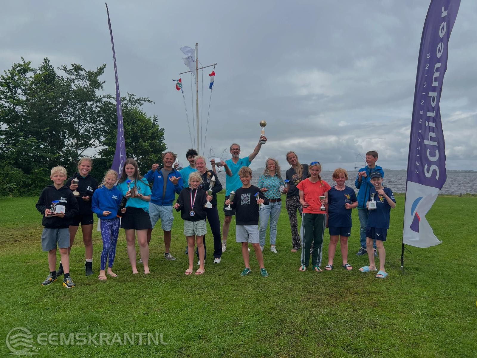 Eemskrant's tweet card. Steendam – Afgelopen week stond het Schildmeer volledig in het teken van zeilen, surfen en samen genieten tijdens de 79e editie van de Schildweek. Onder wisselende weersomstandigheden namen 120...