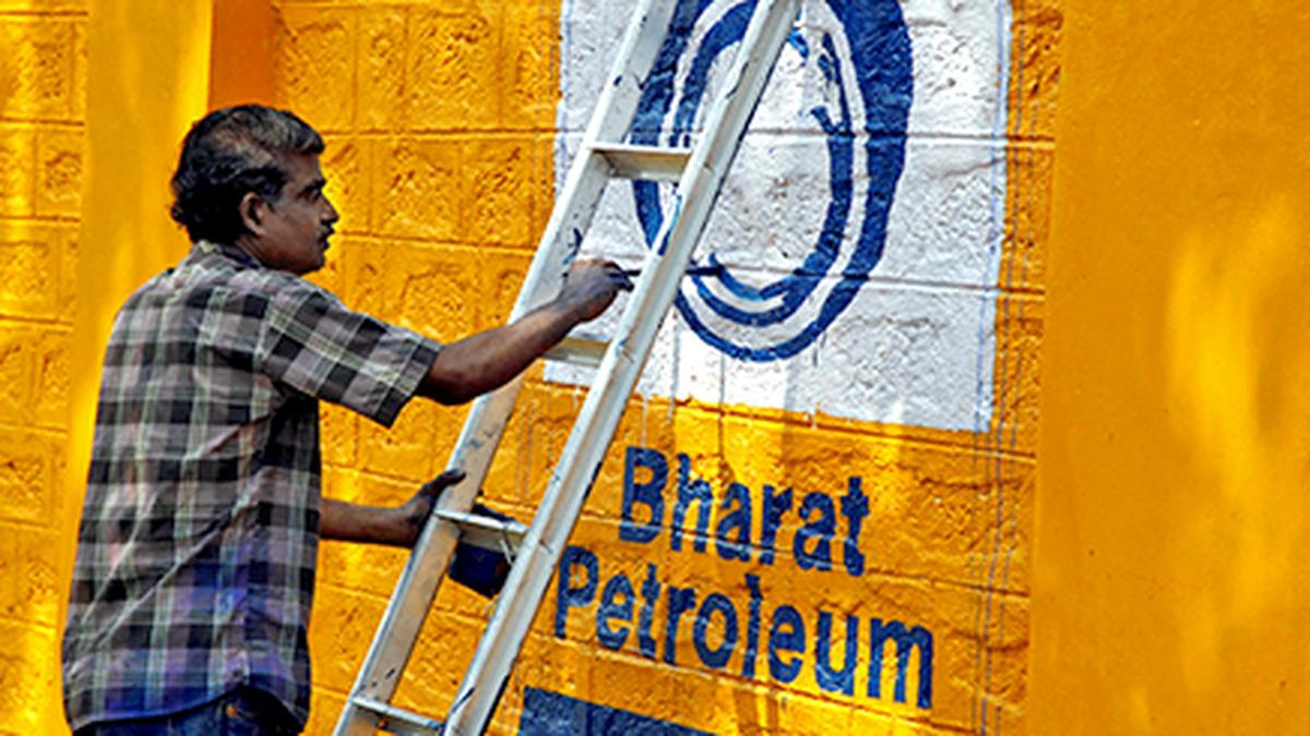 SharadRaghavan's tweet card. Union government doubles dividends from PSUs, heavily reliant on oil, gas, and coal companies for revenue growth.