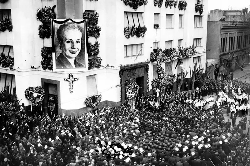 MundoGremial's tweet card. La central obrera homenajeó a Eva Perón en el aniversario de su fallecimiento, destacando su lucha por la justicia social.