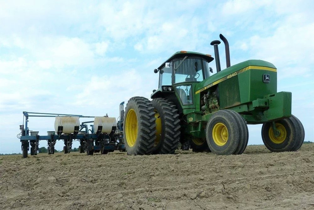 MichAgToday's tweet card. Drier weather is unfolding as we move through this weekend in the Planting Weather Forecast presented by Greenstone Farm Credit Services. High pressure is going to be setting up shop over the Great...