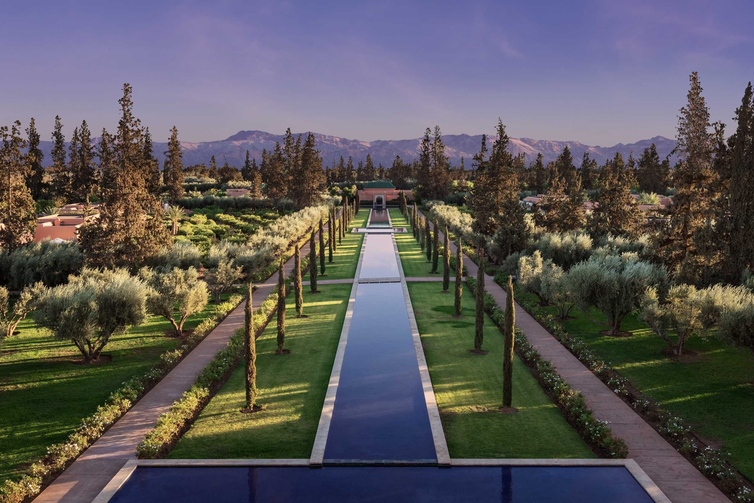 ParisMatch's tweet card. SOUS LA LOUPE - À 25 minutes de l'effervescence de la ville, The Oberoi a planté son décor face aux cimes enneigées de l'Atlas. Avec son Grand Canal, ses 72 villas et son spa flottant, ce palace...