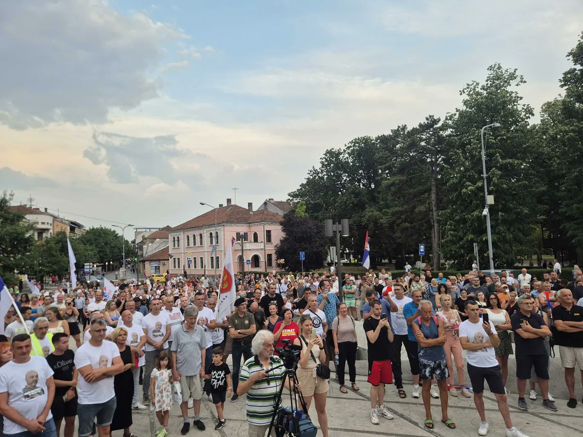 n1srbija's tweet card. Na Trgu svetog Save u Kraljevu počeo je protest pod nazivom "Srbija traži pravdu" a povodom optužnice protiv šestorice osumnjičenih da su pripremali nasilnu pr