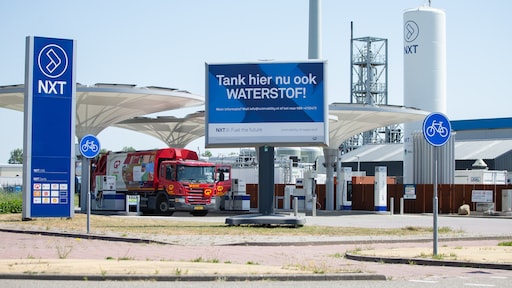 RTLZ's tweet card. Waterstof is nog niet bepaald in de race om benzine, diesel of elektriciteit te verslaan als brandstof voor auto's. Er rijden in Nederland nog geen duizend waterstofauto's rond en de brandstof is nog...