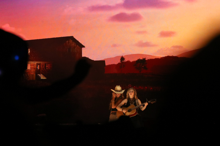 CharlatanLive's tweet card. Lainey Wilson headlined the opening night of Bluesfest 2025, with cowgirl power and heartfelt reflection upon the Ottawa crowd.