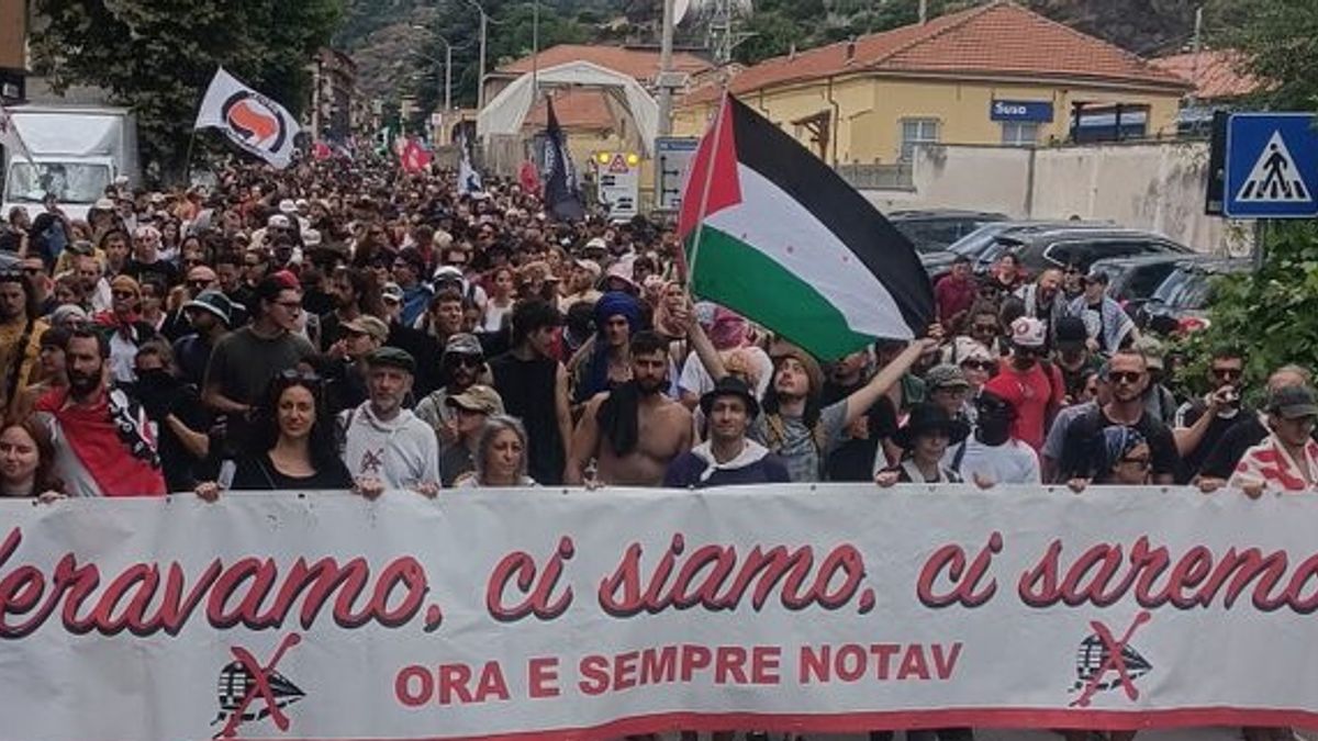 riktroiani's tweet card. I No Tav hanno occupato l'autostrada Torino-Bardonecchia per protestare contro il cantiere dell'Alta velocità della linea Torino-Lione.