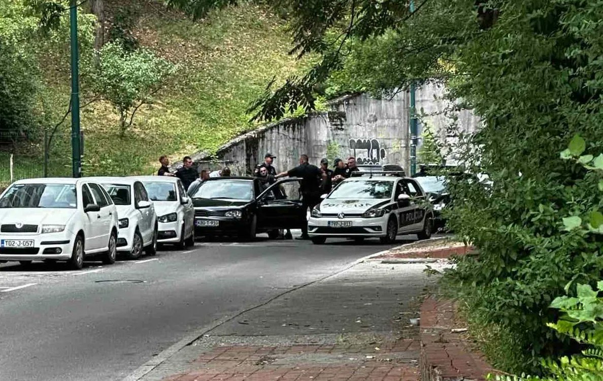 N1_BiH's tweet card. Tri osobe su pod kontrolom policije nakon što je u poslijepodnevnim satima došlo do narušavanja javnog reda i mira u sarajevskom naselju Ciglane, potvrdila je z