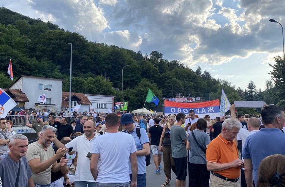 Radio021's tweet card. Na Trgu svetog Save u Kraljevu počeo je protest pod nazivom "Srbija traži pravdu".