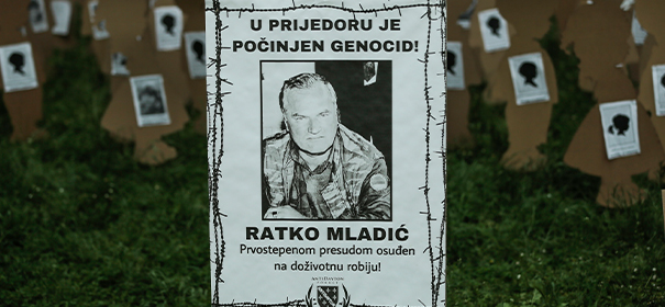 IslamiQde's tweet card. Ein Graffiti mit der Aufschrift „Ratko Mladić Heroj“ an einem bosniakischen Zentrum in Oberentfelden sorgt für Entsetzen – wenige Tage nach dem Srebrenica-Jahrestag. Die Polizei ermittelt.