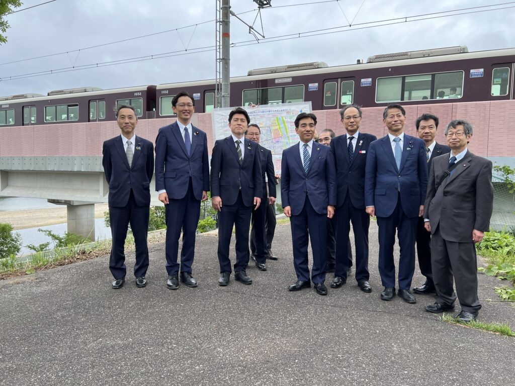 toshiro141's tweet card. 阪急武庫川新駅予定地に中野洋昌国土交通大臣が視察に来ていただきました。昭和17年に当時の瓦木村が西宮市に合併する際から念願とされてきた事業であり、本年度からいよいよ実現に向けて本格的に動き始めた中で、大臣の来訪を受け、新駅の実現に向けて動き出したと感じられる一日でした。今の予定では、2031年度末（32年春）の開業を目指して事業は進んで行く予定です。この事業を通じて、単に駅ができるということ...