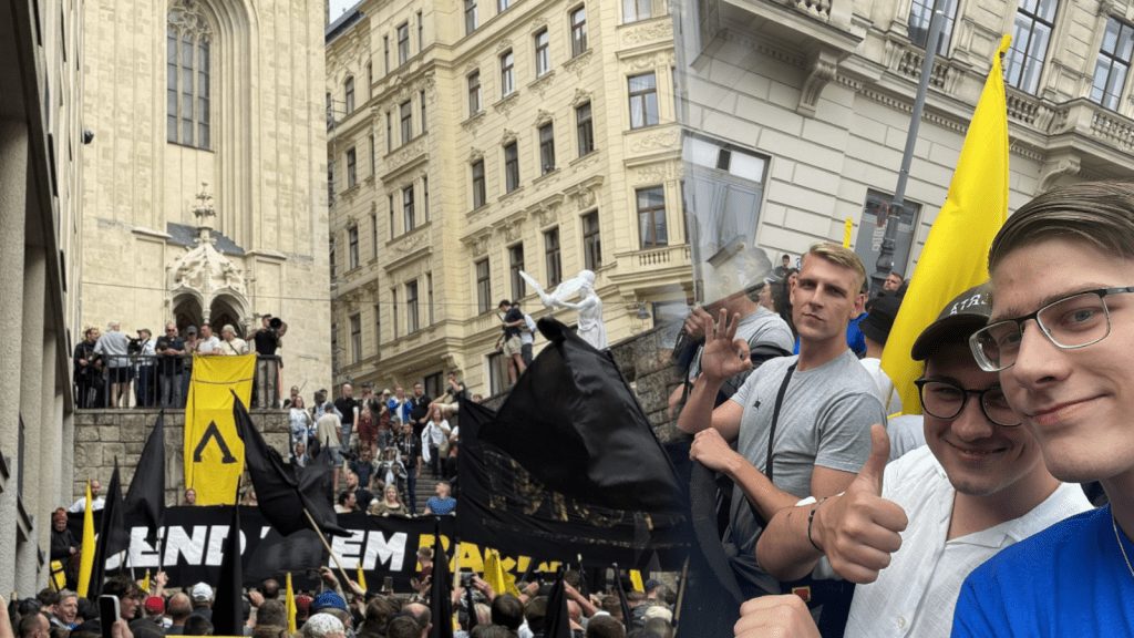 Offensiv_Info's tweet card. Mit Gästen und Rednern aus ganz Europa fand in Wien heute die Remigrationsdemonstration der Identitären Bewegung statt. Trotz der erwarteten linksextremen Störversuche verlief die Veranstaltung...