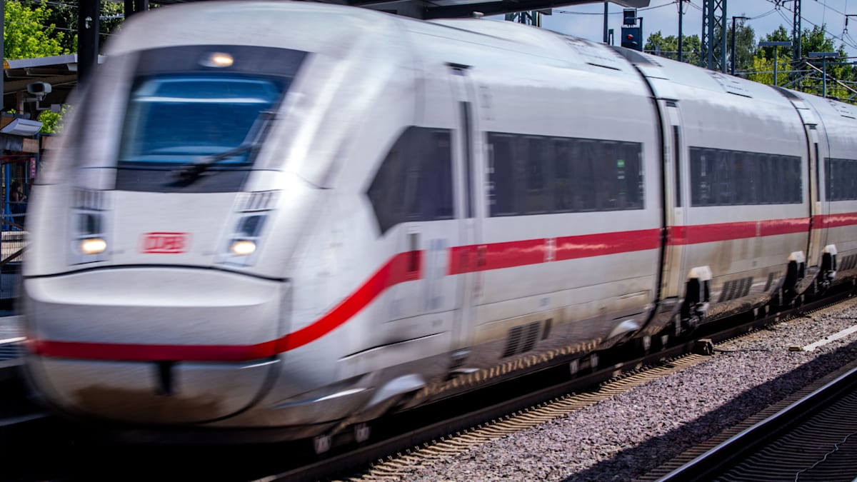 _PrivatePress's tweet card. Rund 400 ICE-Fahrgäste auf dem Weg nach Hamburg stecken über fünf Stunden lang ohne Strom in einem Tunnel bei Wien fest. Die Evakuierung stellt sich als kompliziert dar. Ein Abschleppversuch scheit...