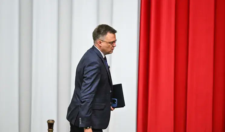 wPolscepl's tweet card. Szymon Hołownia opublikował wpis na portalu X, w którym zaczął tłumaczyć się ze swojej ostatniej wypowiedzi, sugerującej, że był namawiany do przeprowadzenia zamachu stanu.