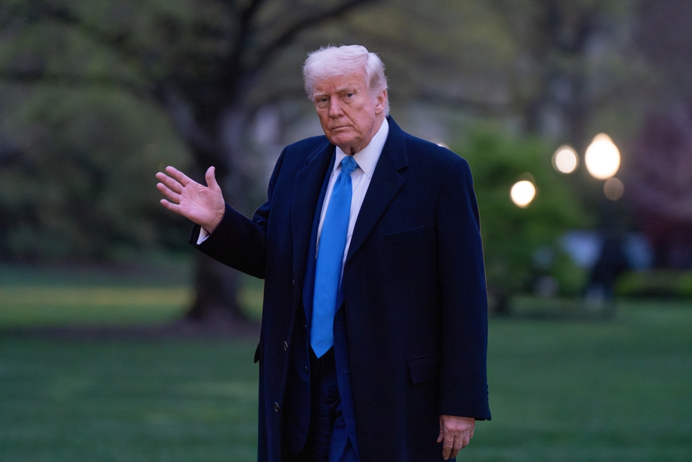 JusteMilieu3's tweet card. Donald Trump aurait signé de nouveaux contrats avec l'entreprise américaine spécialisée dans la collecte de données Palantir.