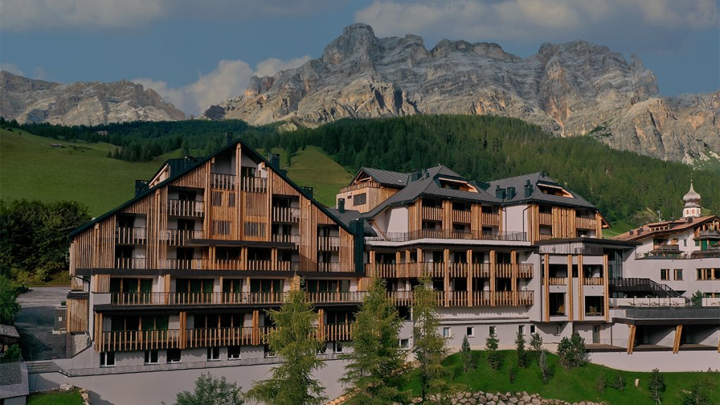 RobbReport's tweet card. Aman Rosa Alpina, the brand's newly opened hotel in the heart of the Italian Dolomites, gives a near-century-old retreat a second lease on life.