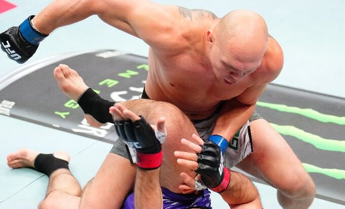 superlutas's tweet card. Com Valter Walker no corner, Bogdan Guskov acerte potente soco direito que garantiu a vitória sobre Nikita Krylov