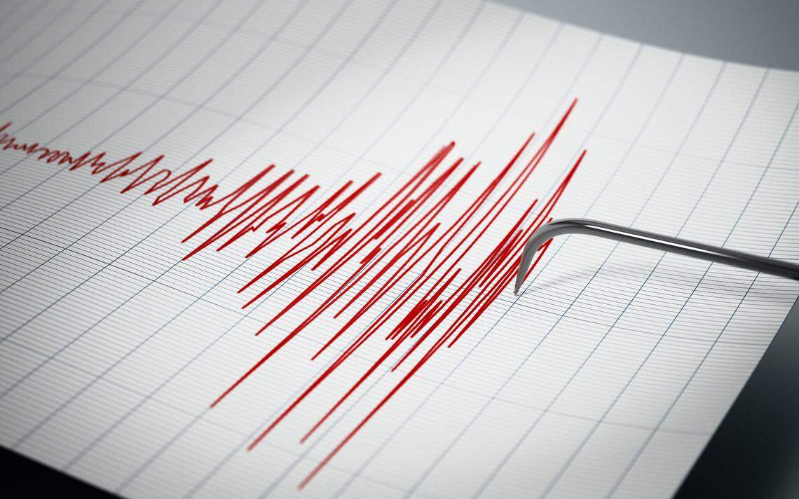 FresnoBee's tweet card. The first tremor was a 3.0-magnitude earthquake, and the second was a 3.1-magnitude quake.