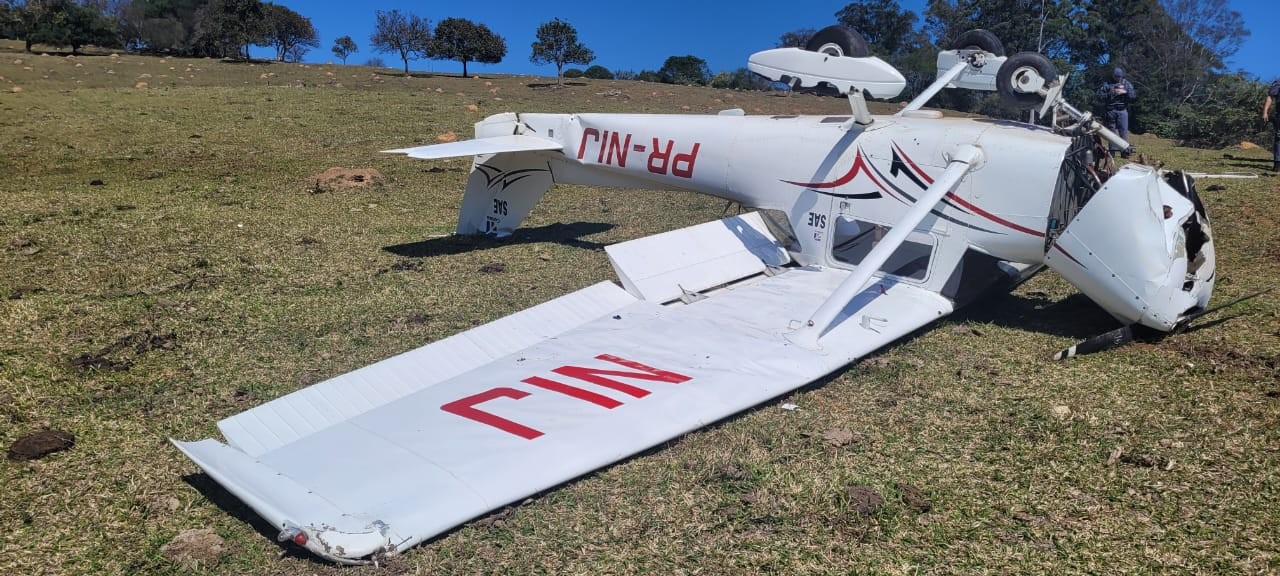 g1sorocaba's tweet card. Segundo a VOA-SP, o piloto teve um problema no motor da aeronave e precisou fazer um pouso de emergência em uma área descampada. Não há informações sobre vítimas.