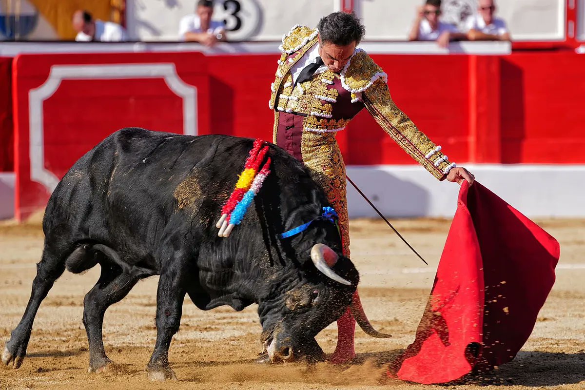 zabaladelaserna's tweet card. La última cita de la Feria de Santiago de Santander vino precedida de un formidable lío por el ofrecimiento de Morante de la Puebla para sustituir a Cayetano altruistamente, la...