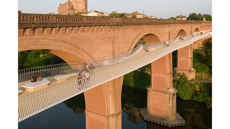 ArchRecord's tweet card. The 600-foot-long lightweight steel structure, open to pedestrians and cyclists, links the city of Albi’s historic center with new development across the River Tarn.