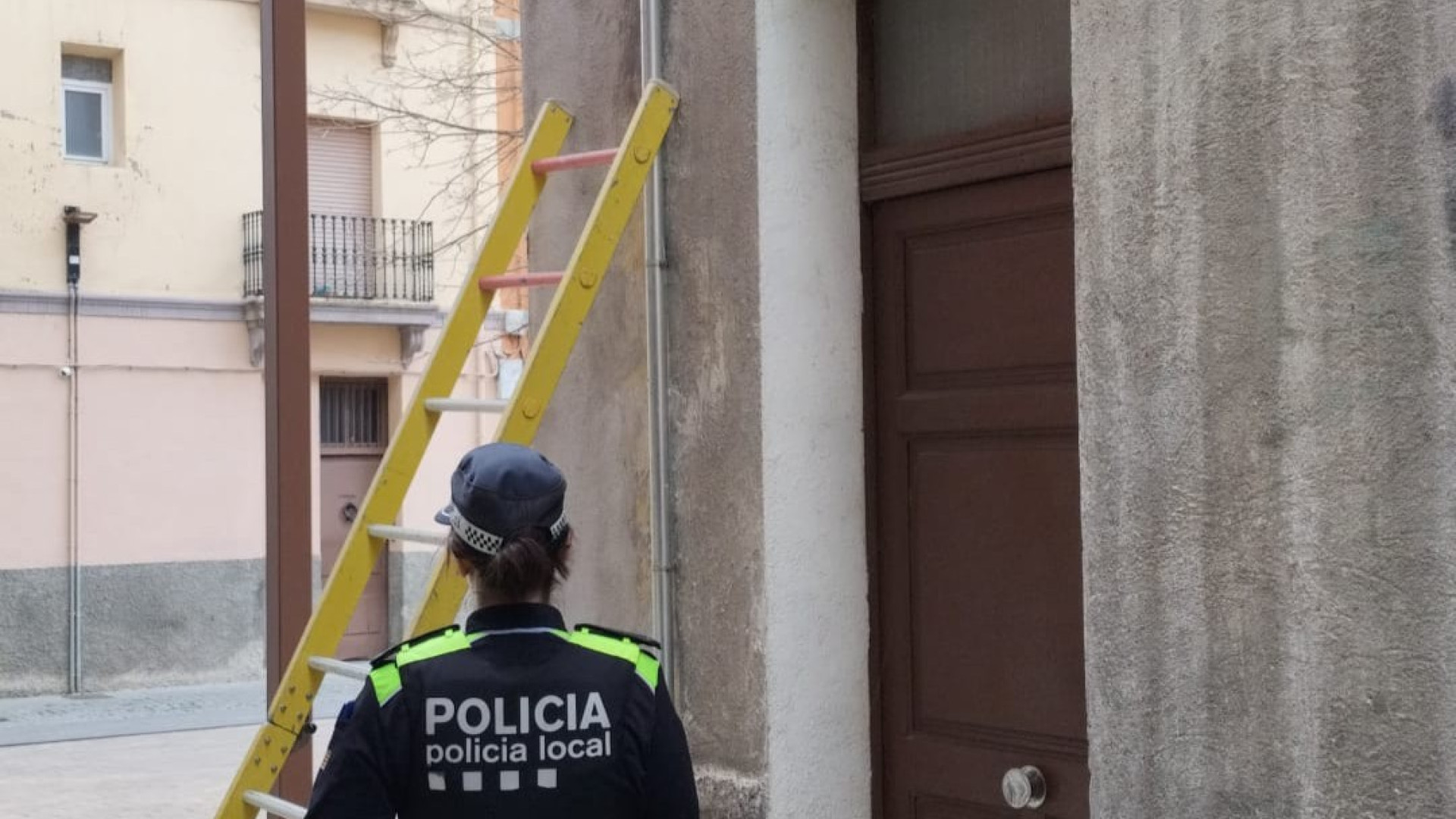COPE's tweet card. Un pueblo de Girona expulsa a casi todos los okupas de la localidad con una medida que piden aplicar en España cuánto antes: de forma unilateral