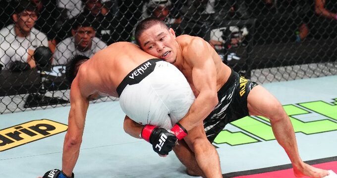 superlutas's tweet card. José Ochoa teve bons momentos e ameaçou finalizações, mas não resistiu ao domínio de Asu Almabayev no UFC Abu Dhabi