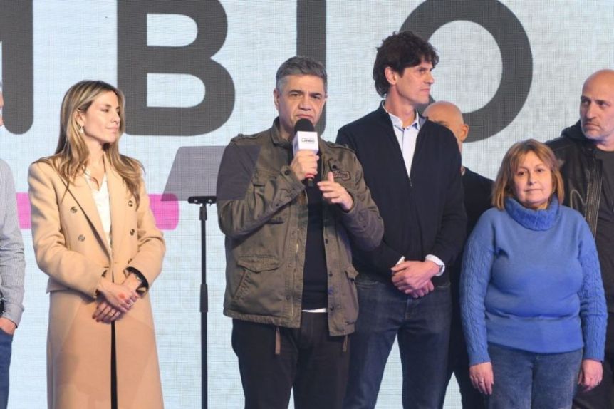 grupolatecla's tweet card. El jefe de Gobierno porteño inició contactos con la Coalición Cívica y espera reuniones con sectores del radicalismo y la UCR. Larreta no aceptaría ingresar y tensa las relaciones con Mauricio Macri.