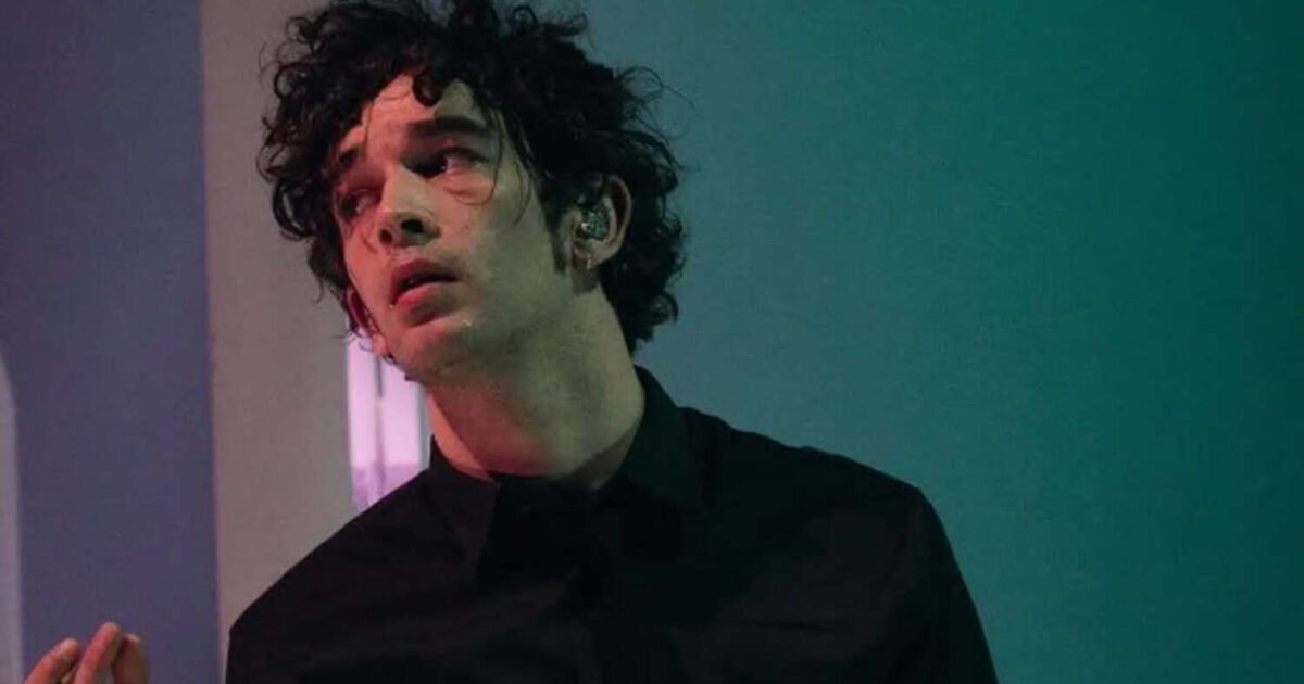 RevistaISTOE's tweet card. A mãe de Matty Healy, vocalista do The 1975, causou polêmica ao descrever o breve relacionamento do filho com Taylor Swift como "complicado" e expressar alívio por não ser mais sogra da cantora,...