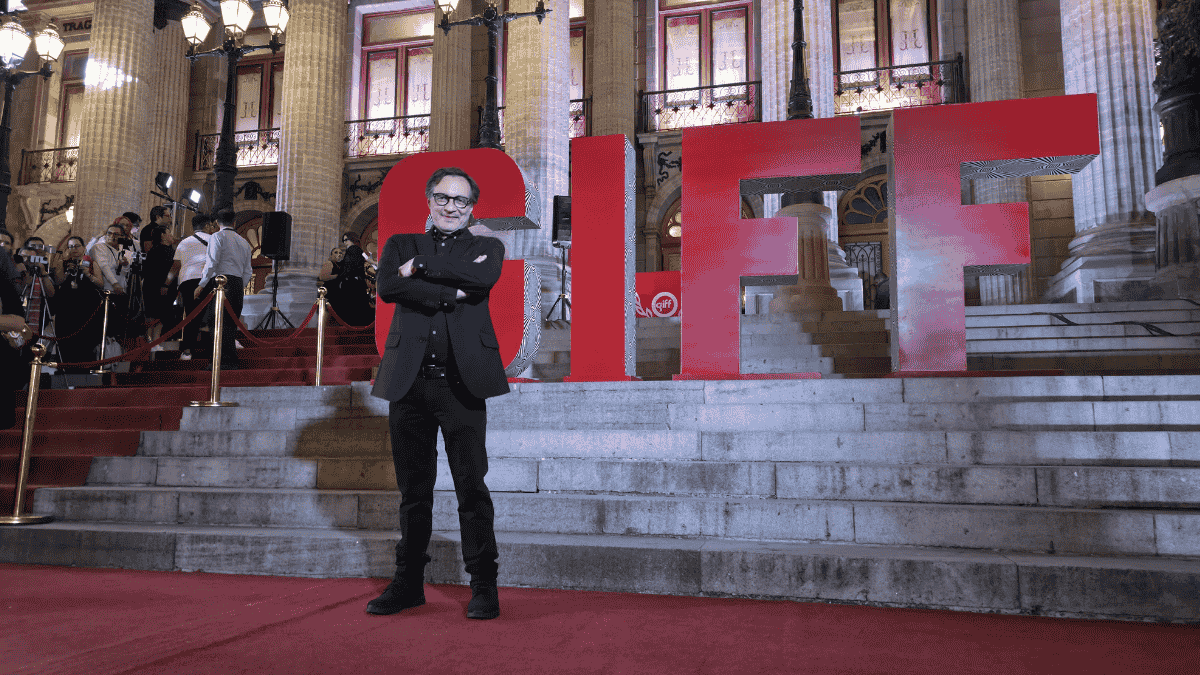 CinePREMIERE's tweet card. Carlos Carrera es el primer homenajeado del GIFF 2025 y recibe la Medalla Filmoteca de la UNAM acompañado de colegas queridos.