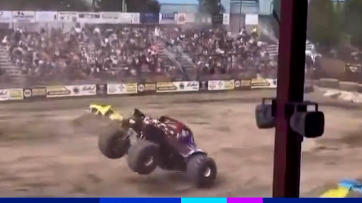 lessentiel's tweet card. Un accident inhabituel s’est produit dimanche dernier lors d’un événement de monster trucks à la Thunderbird Arena. Un bolide a perdu sa roue gauche après un saut et elle a terminé sa course sur la...