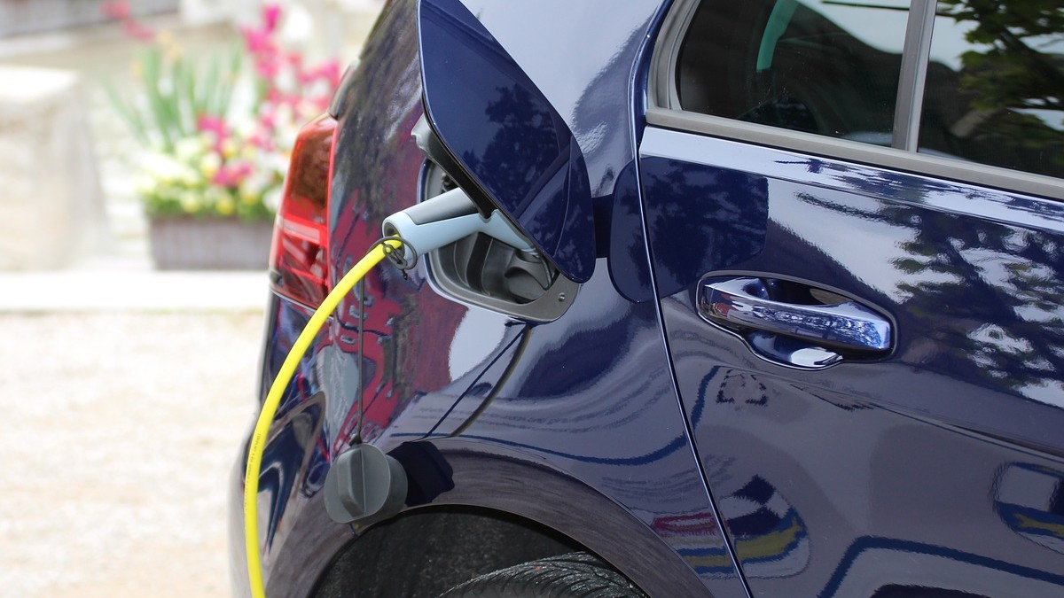 bertsima314's tweet card. Duńskie służby badają sprawę pożaru, do którego doszło 60 km od Kopenhagi. Doszczętnie spłonął samochód elektryczny oraz część domu. Policja poinformowała, że prawdopodobną przyczyną wybuchu pożaru...