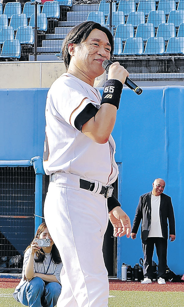 HanawaRocks's tweet card. 　お笑い芸人のはなわさん率いる「HANAWA　ROCKS」と石川ミリオンスターズの交流試合が26日、金沢市民野球場で行われた。「歌と笑いで石川を元気に」のテーマのもとミニライブやトークも繰り広げられ