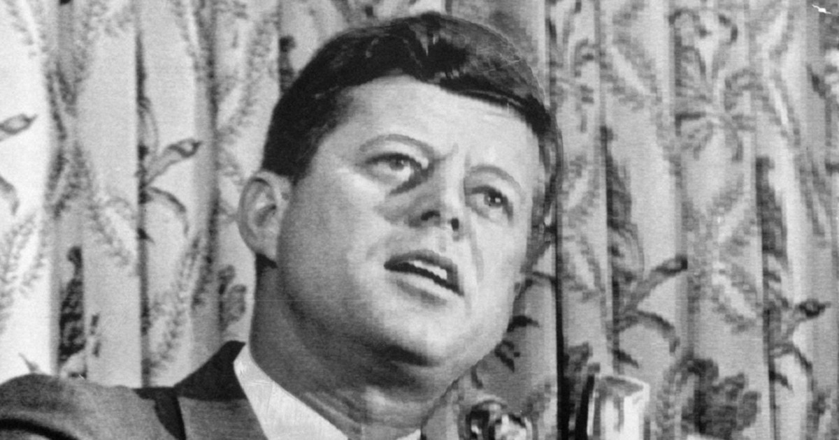 mainichiDCC's tweet card. 　今も米国のカリスマであるジョン・F・ケネディ元大統領は、若々しく、健康的なイメージを自ら演出していたことで知られる。実際には、幼少期から数多くの病気を抱えていた。